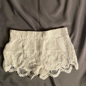 NORDSTROM’S White lace shorts Size L - runs small
